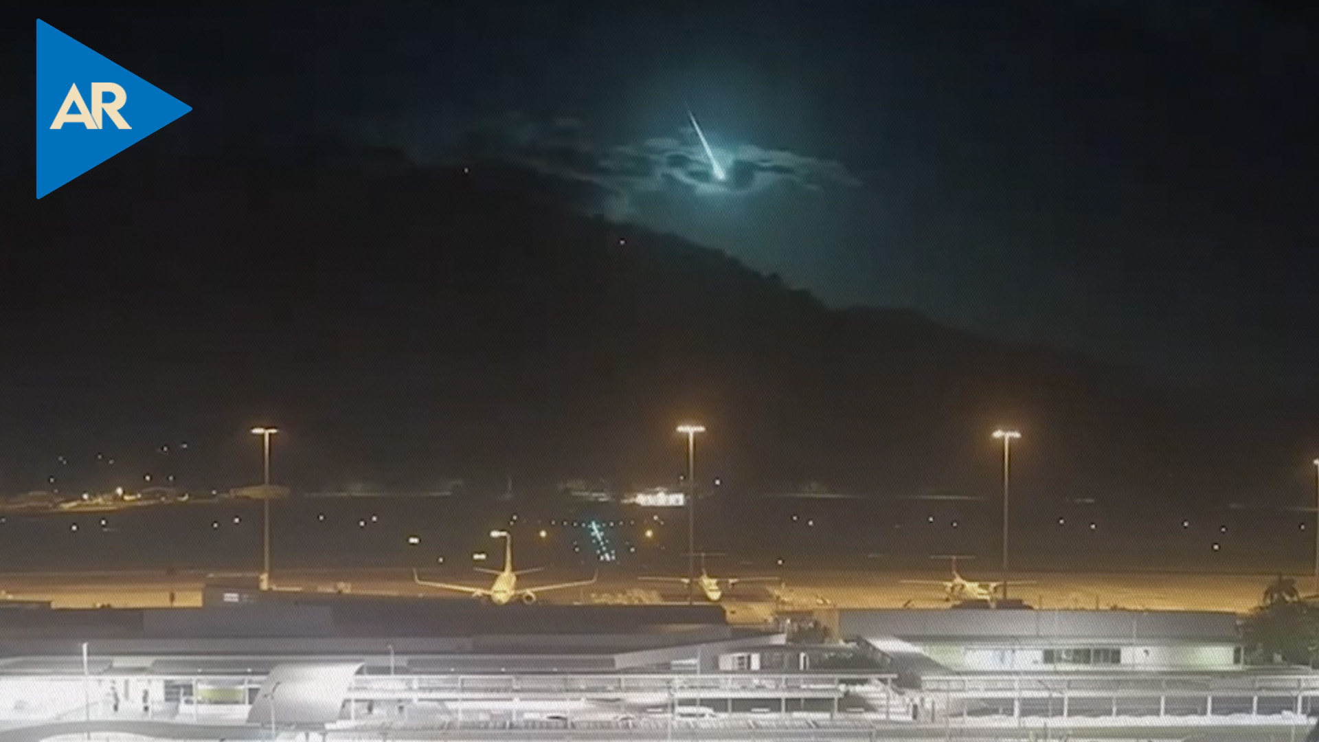 Meteorito En Forma De Bola De Fuego Resplandece El Cielo Nocturno De