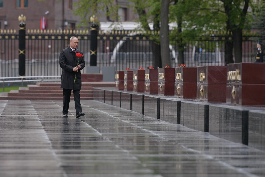 Vladimir Putin depositando ofrenda frente a tumba de soldado desconocido