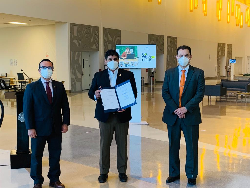 La ley se firmó este miércoles por el presidente Carlos Alvarado. (Foto: Casa Presidencial)