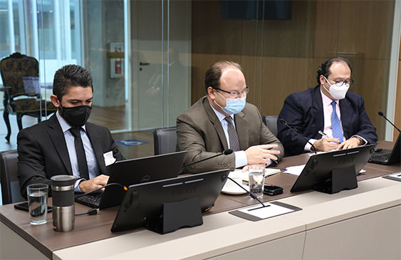 El ministro de Hacienda Elian Villegas deberá dar explicaciones por este tema. Foto: Asamblea Legislativa