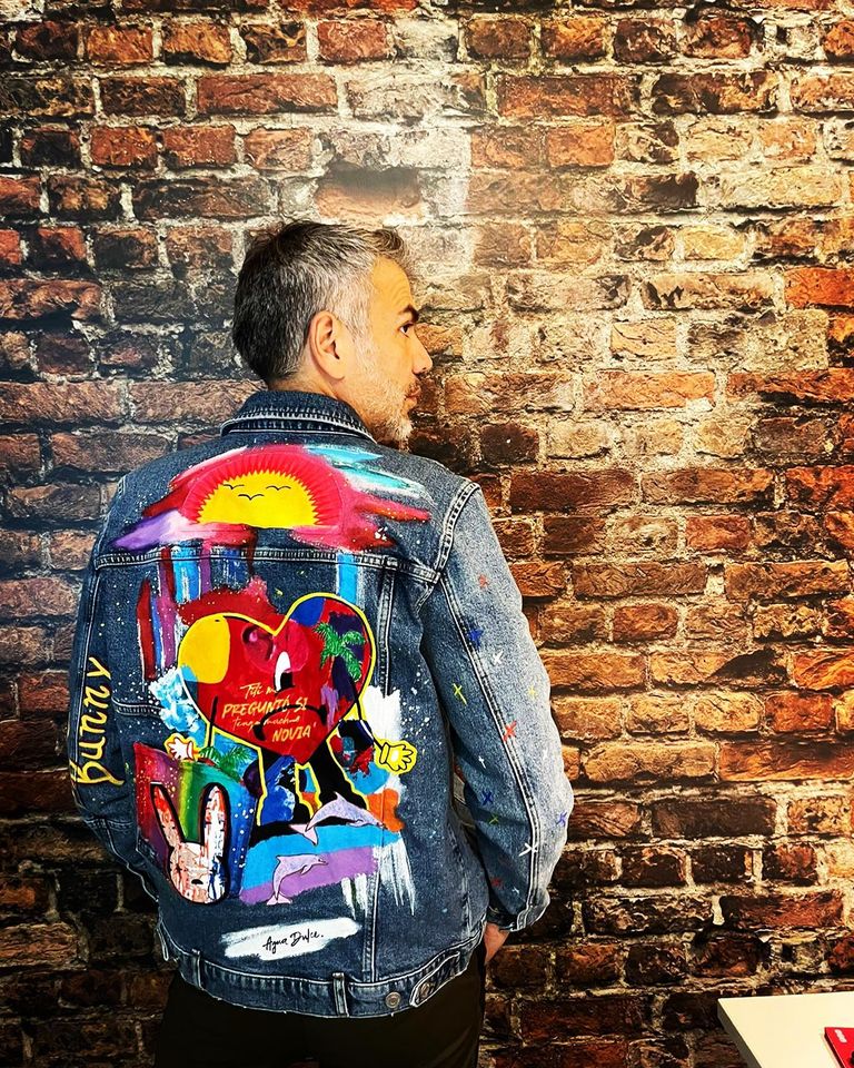 Esta jacket pintada mano que viste Juan Carlos Campos fue parte de los regalos que se le dieron al cantante