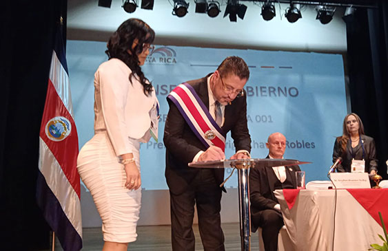 El decreto también fue suscrito por la nueva ministra de Salud Joselyn Chacón