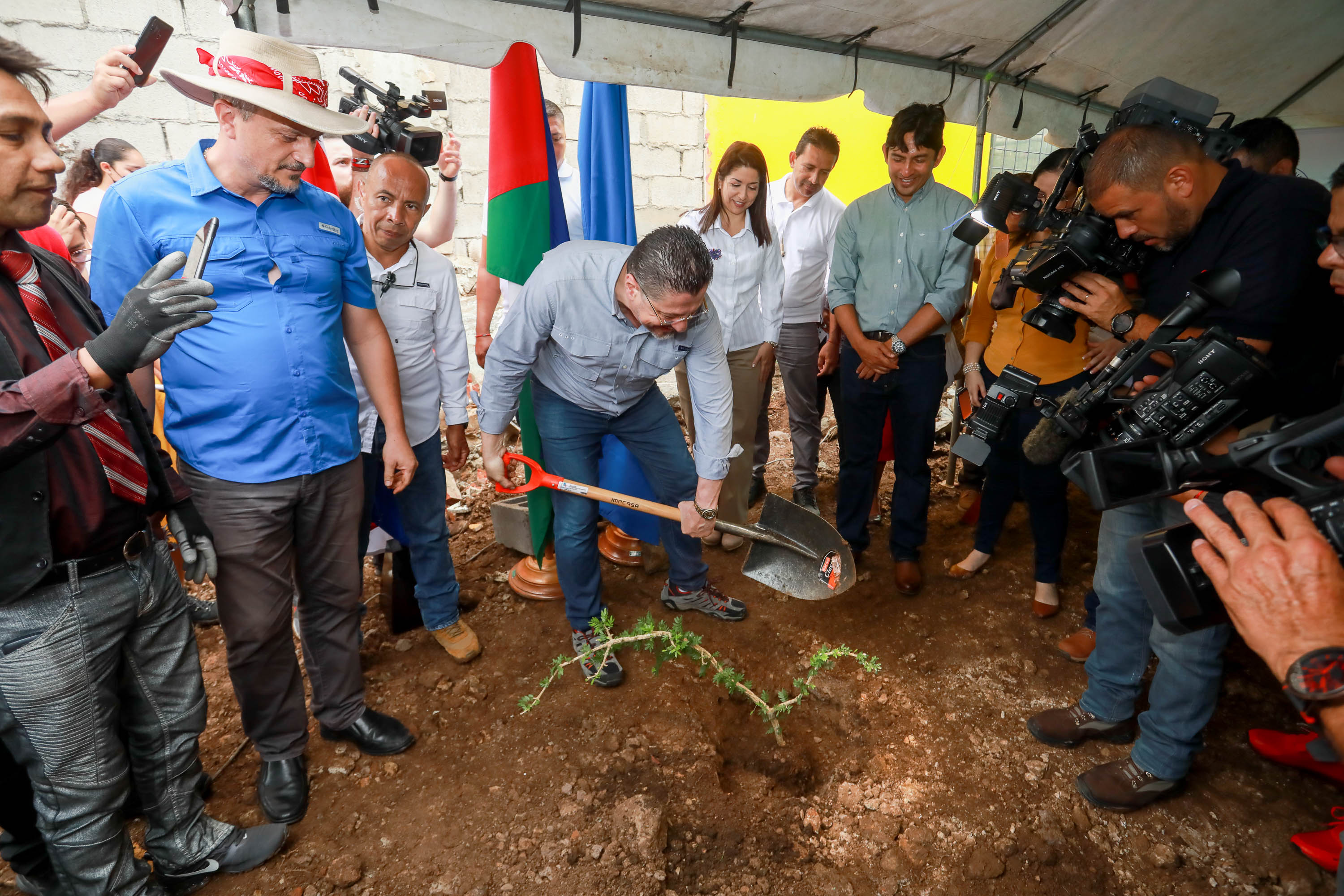 https://d3bixyfls5nn5n.cloudfront.net/images/entry-content/2022/230722_siembra_arbol_guanacaste.jpg