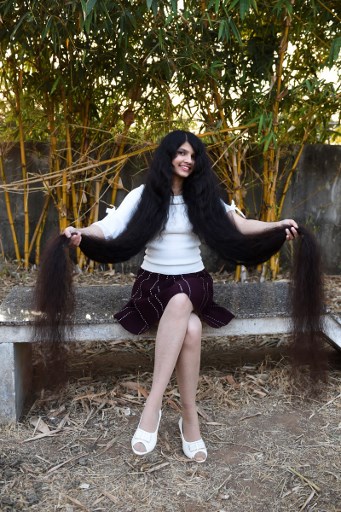 Nilanshi Patel, de 17 años, galardonada con el récord mundial Guinness 2019 por el cabello más largo en la categoría adolescente.