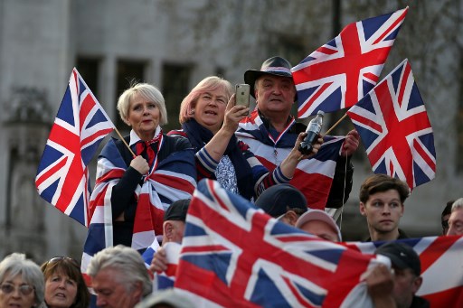 Partidarios a favor del Brexit con banderas de la Unión asisten a un mitin en el centro de Londres.