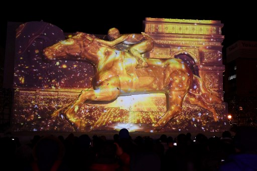 Una escultura gigante de nieve apoyada por Hokkaido Shimbun que representa el Prix de l'Arc de Triomphe, una carrera de caballos celebrada en el hipódromo de Longchamp en Francia.