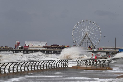 Las olas rompen sobre las barreras del malecón en el paseo marítimo de Blackpool, en el norte de Inglaterra.