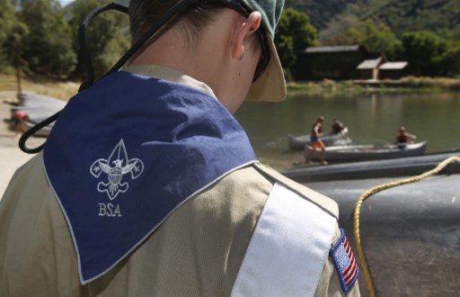 Un Boy Scout trabaja en una canoa en el campamento Maple Dell.