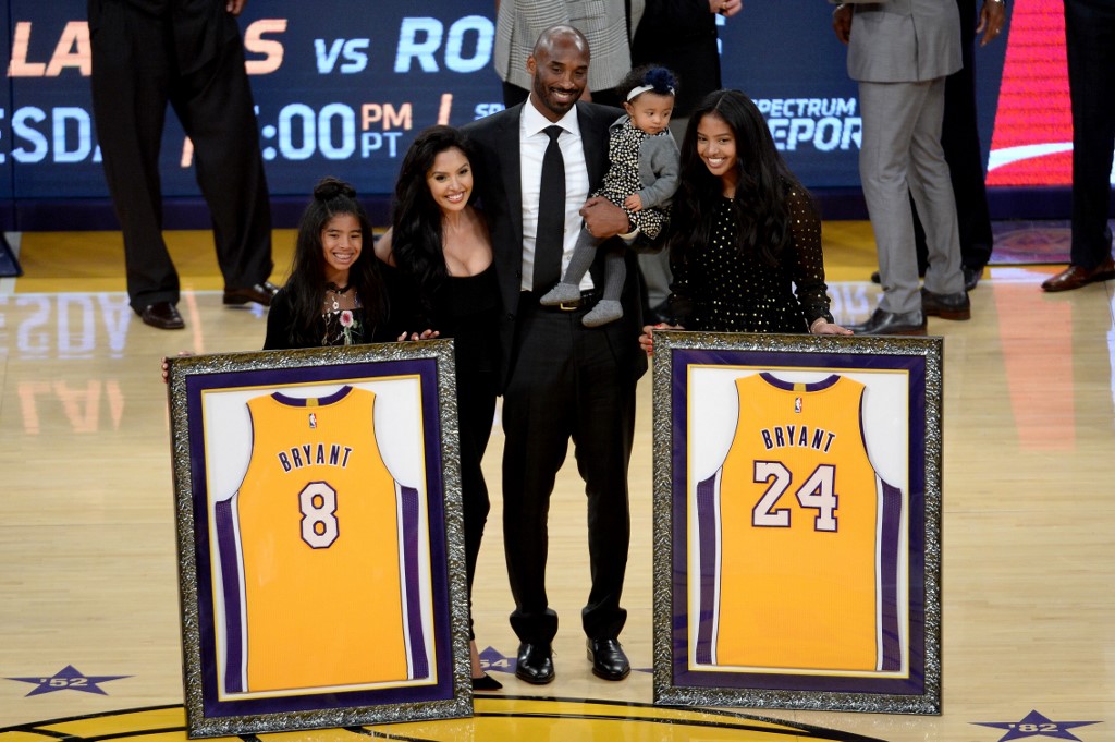  Kobe Bryant posa con su familia en el Staples Center. AFP