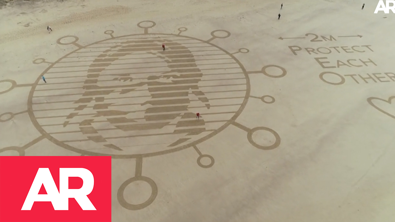 Artistas ingleses crean dibujos en la playa para promover el distanciamiento social