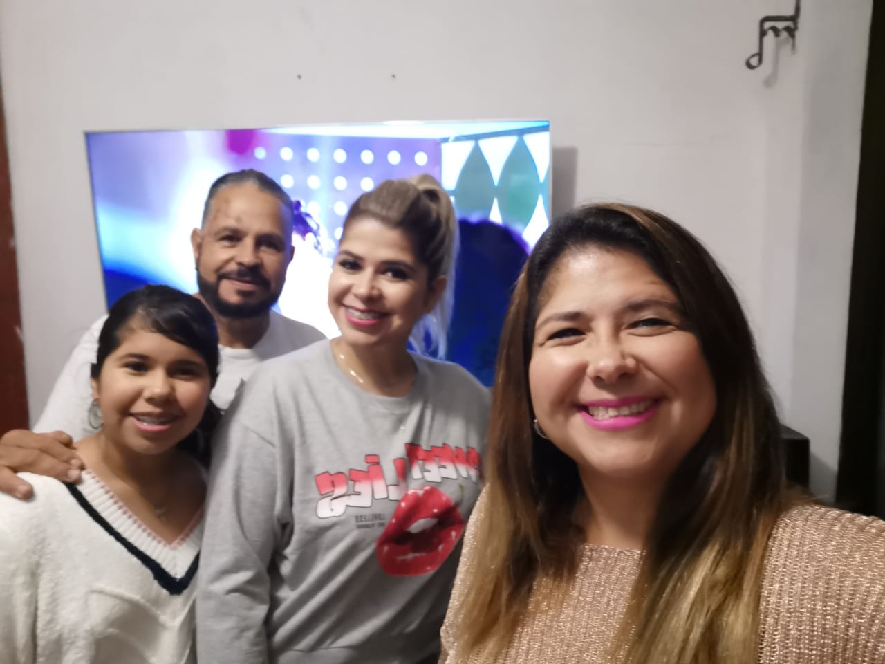 José Manuel Granados junto a sus hijas y esposa.