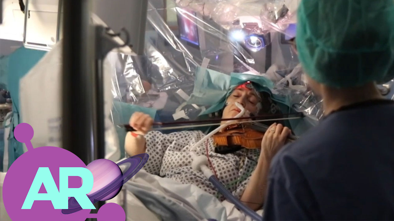 Impresionante momento en que una mujer toca el violín mientras la operaban