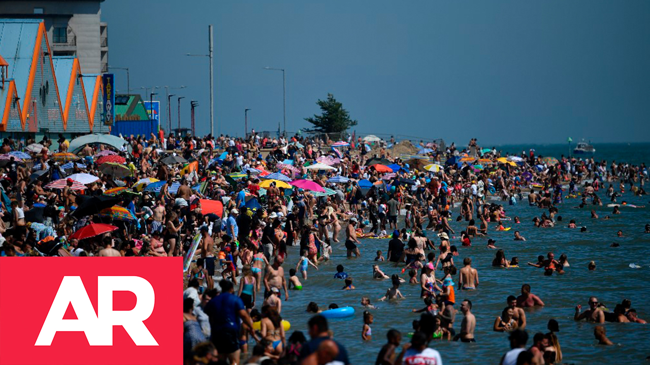 Miles de personas se amontonan en playa en inglesa