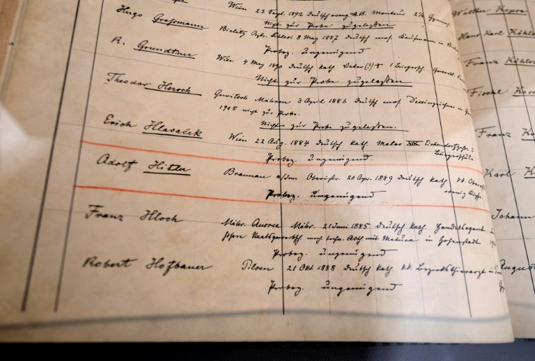 La imagen muestra una página de un libro de examen con el registro del fracaso de Adolf Hitler para integrar la Academia de Bellas Artes. (AFP)