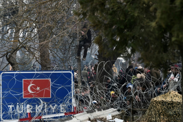 Un grupo de migrantes esperando del lado turco de la frontera con Grecia. (AFP)