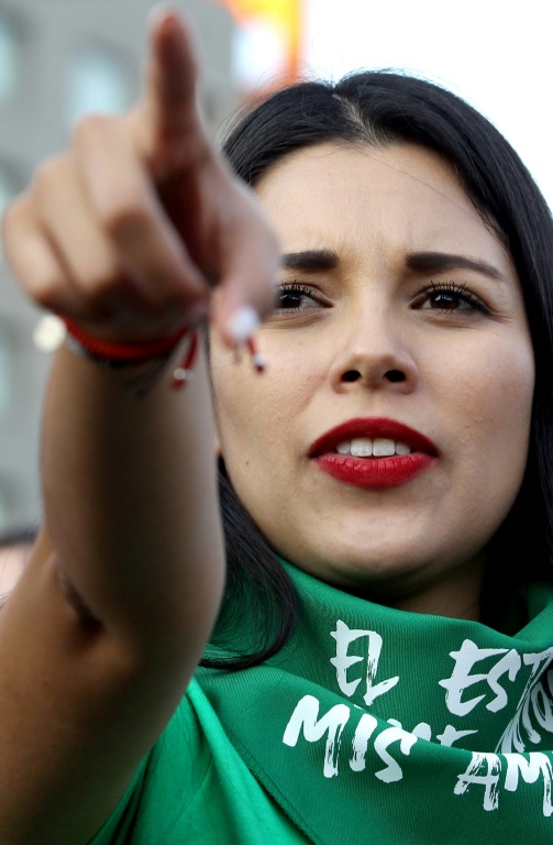 Una mujer recrea un espectáculo coreográfico feminista contra la violencia de género y el patriarcado en la Feria Internacional del Libro de Guadalajara, México. (AFP)
