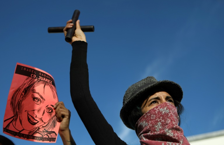 Una mujer junto a una imagen de la artista, activista y feminista asesinada de 26 años de edad, en Ciudad Juárez el 25 de enero de 2020. (AFP)