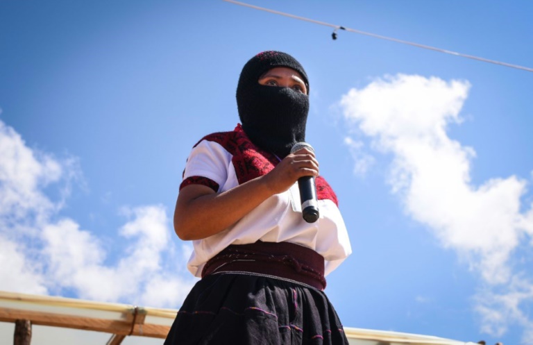 Una mujer, del Ejército Zapatista de Liberación Nacional (EZLN), lee una declaración. (AFP)