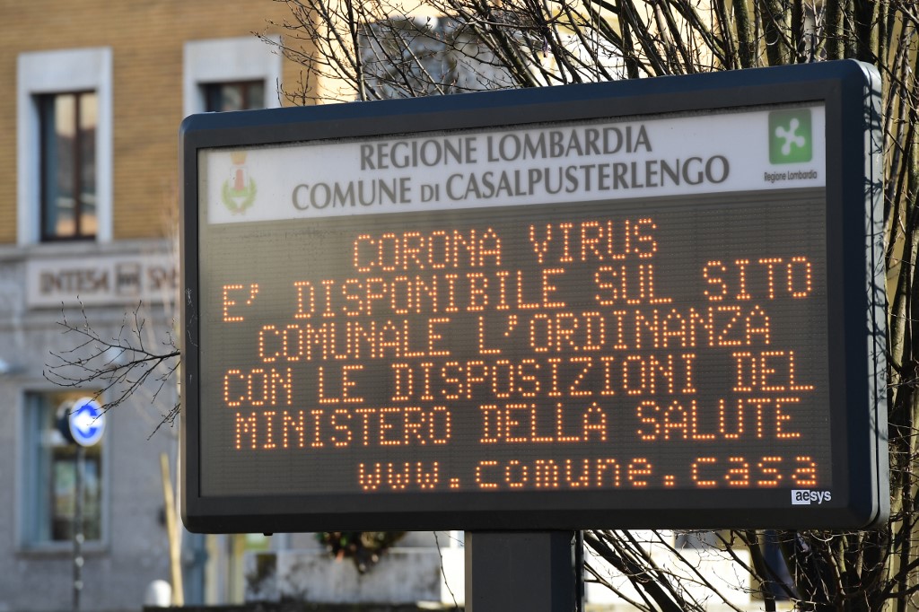 Aviso en el pueblo de Casalpusterlengo, al sureste de Milán. (AFP)