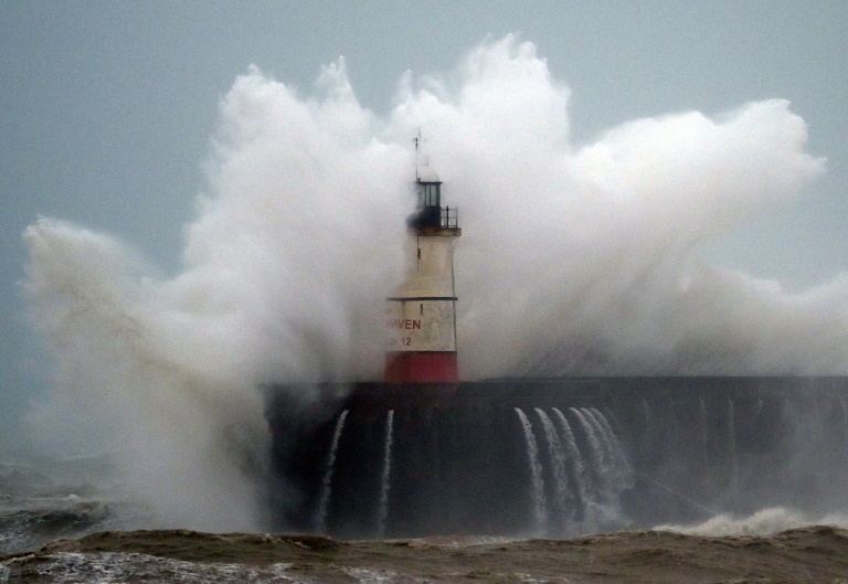 Tormenta Ciara ante el faro de Newhaven, sur de Inglaterra, el 9 de febrero de 2020. (AFP)