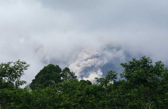 Indonesia,volcán Semeru,erupción