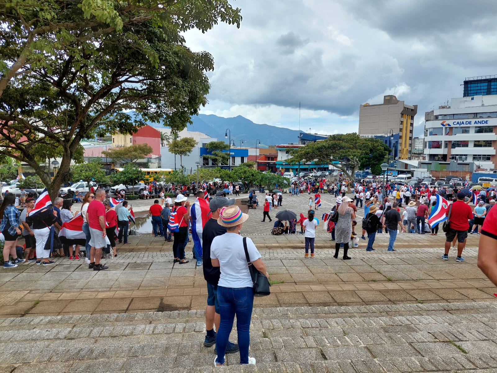 Poca afluencia en marcha a favor de Chaves en San José: oraciones y ataques a la prensa dominaron