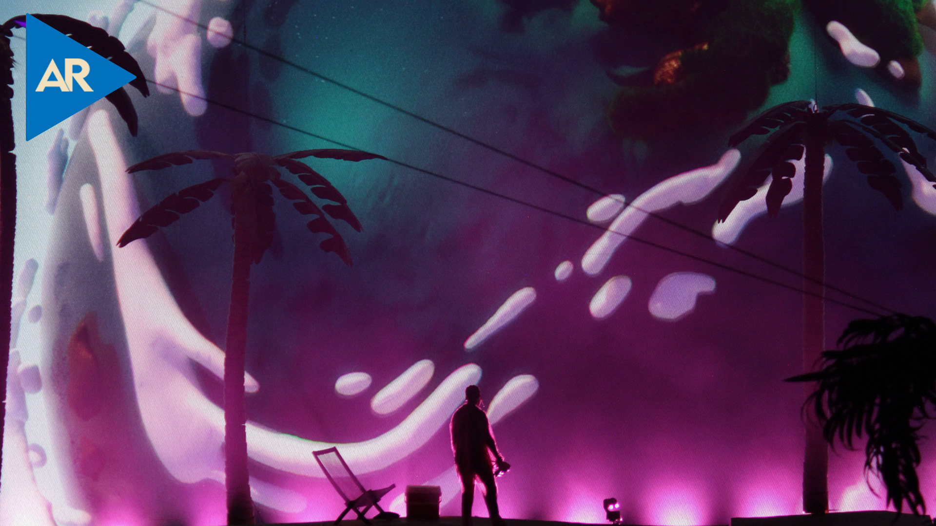 Bad Bunny vuela en una palmera durante su show en Costa Rica