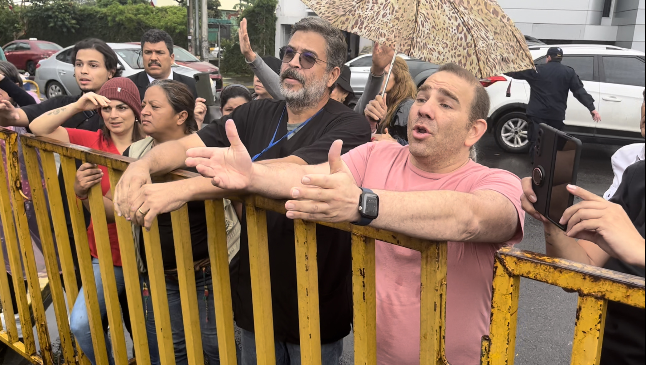 Manifestantes contra la vacuna obligatoria en funcionarios de la CCSS, el 14 de septiembre de 2022, ante Casa Presidencial