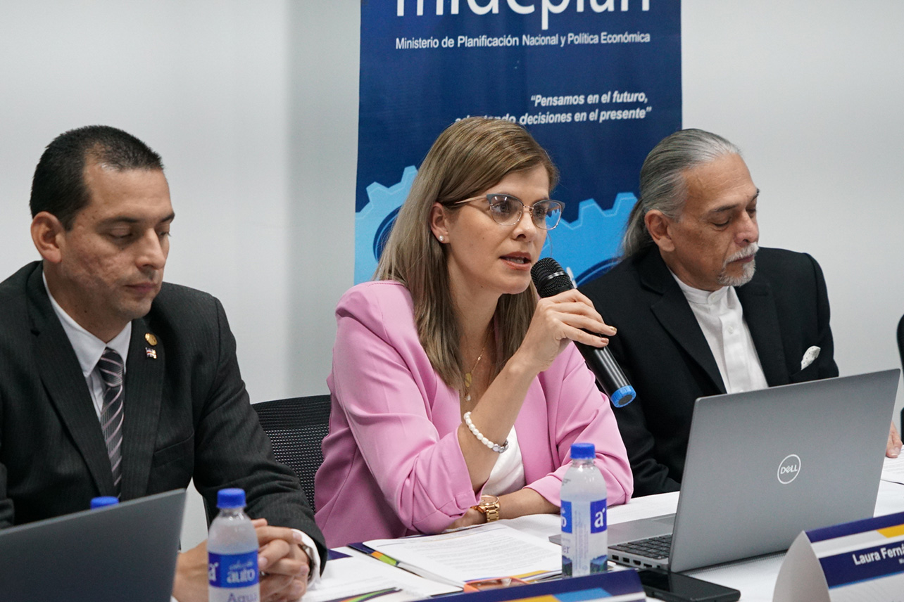 gobierno,rodrigo chaves,salario de ministros,ministros,ley marco de empleo público,complementos,salario global,aumento salarial