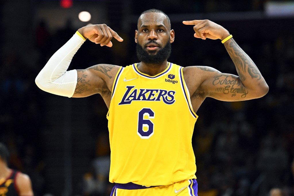 LeBron James extiende su contrato con los Lakers hasta 2025