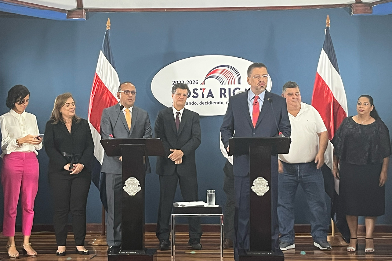 rodrigo chaves,luis amador,alexander astorga,uber,didi,taxistas,comisión nacional de taxistas,plataformas de transporte privado,ccss,hacienda,impuestos,seguro,costa rica