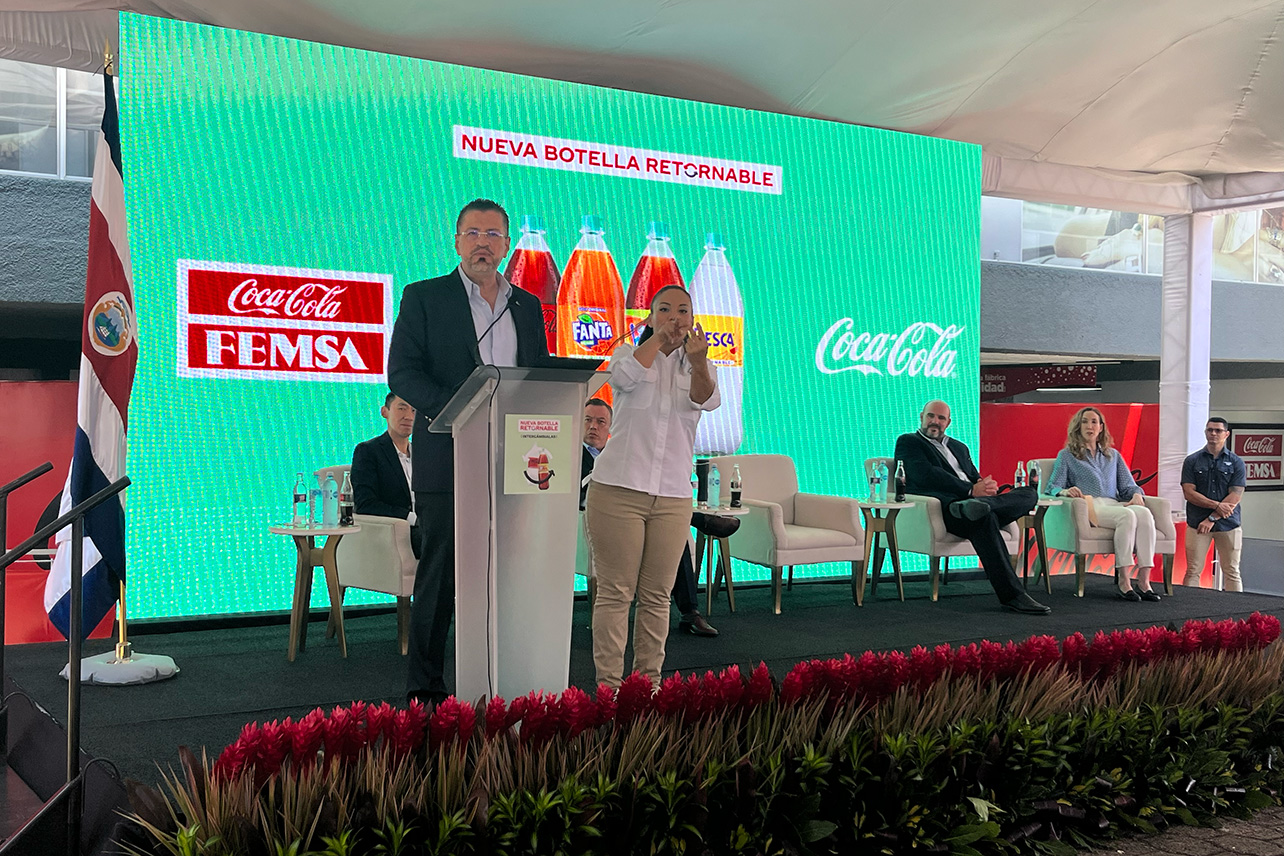 rodrigo chaves,gobierno,coca-cola femsa,ambiente,desechos sólidos,reciclaje,costa rica,protección ambiental
