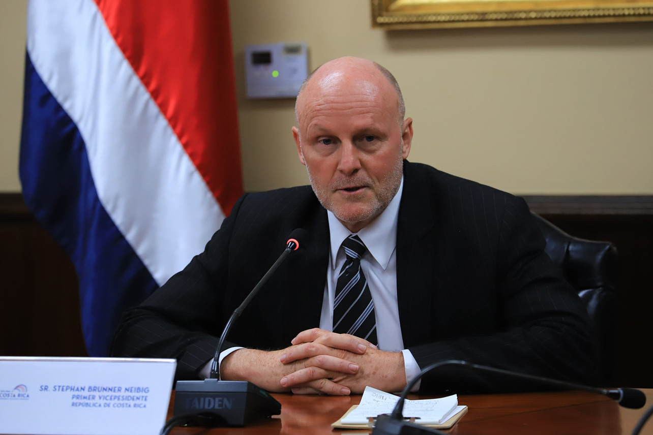 stephan brunner,vehículos eléctricos,exoneraciones,impuestos,carros,combustión,descarbonización,gobierno de rodrigo chaves,asomove,donación