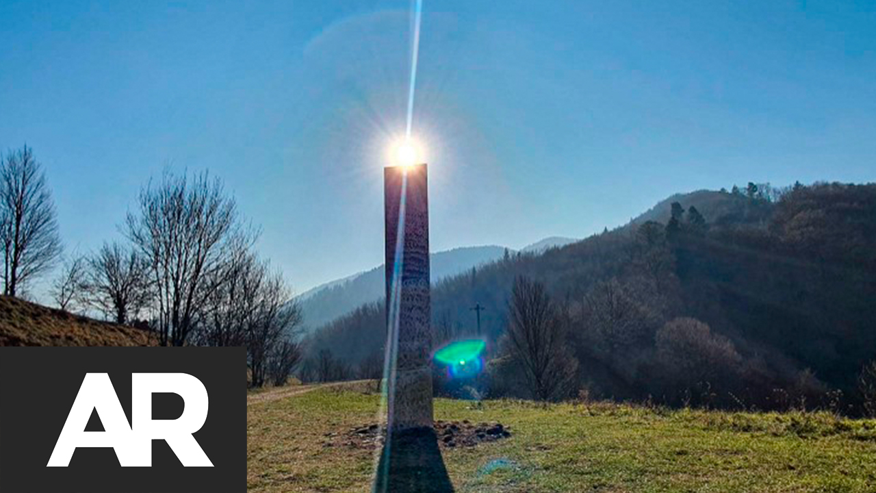 El misterio del efímero monolito de metal en Rumania