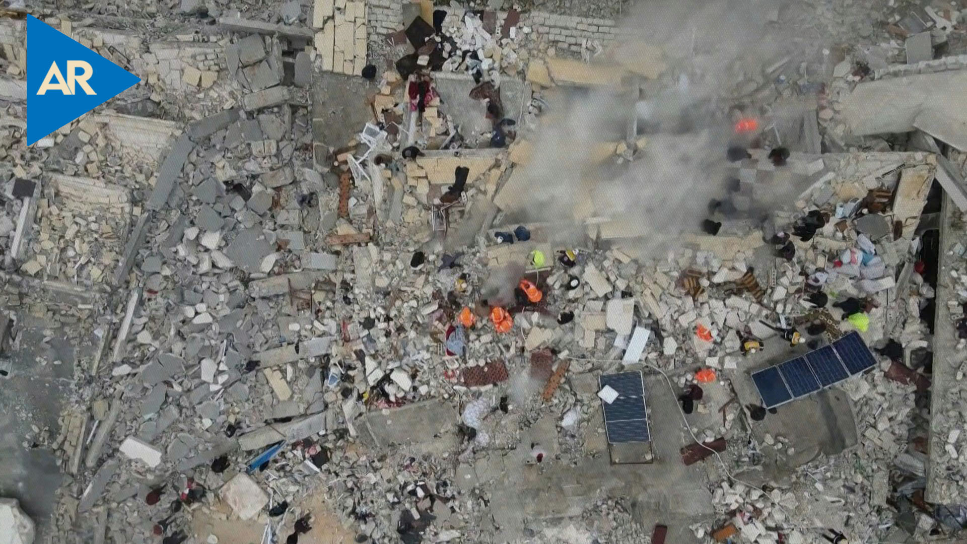 Primeras imágenes y relatos de sobrevivientes tras sismo en Turquía que dejó al menos 1.800 muertos