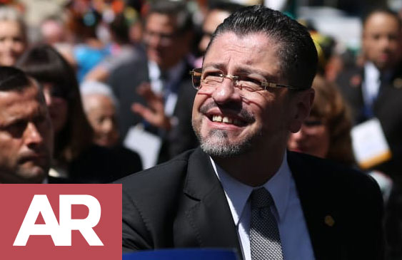 "¡Se acabaron los monopolios privados!", dice Chaves a empresarios