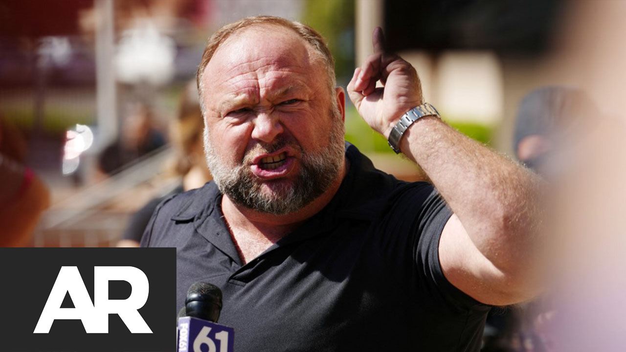 Teórico de la conspiración Alex Jones condenado a pagar $1.000 millones