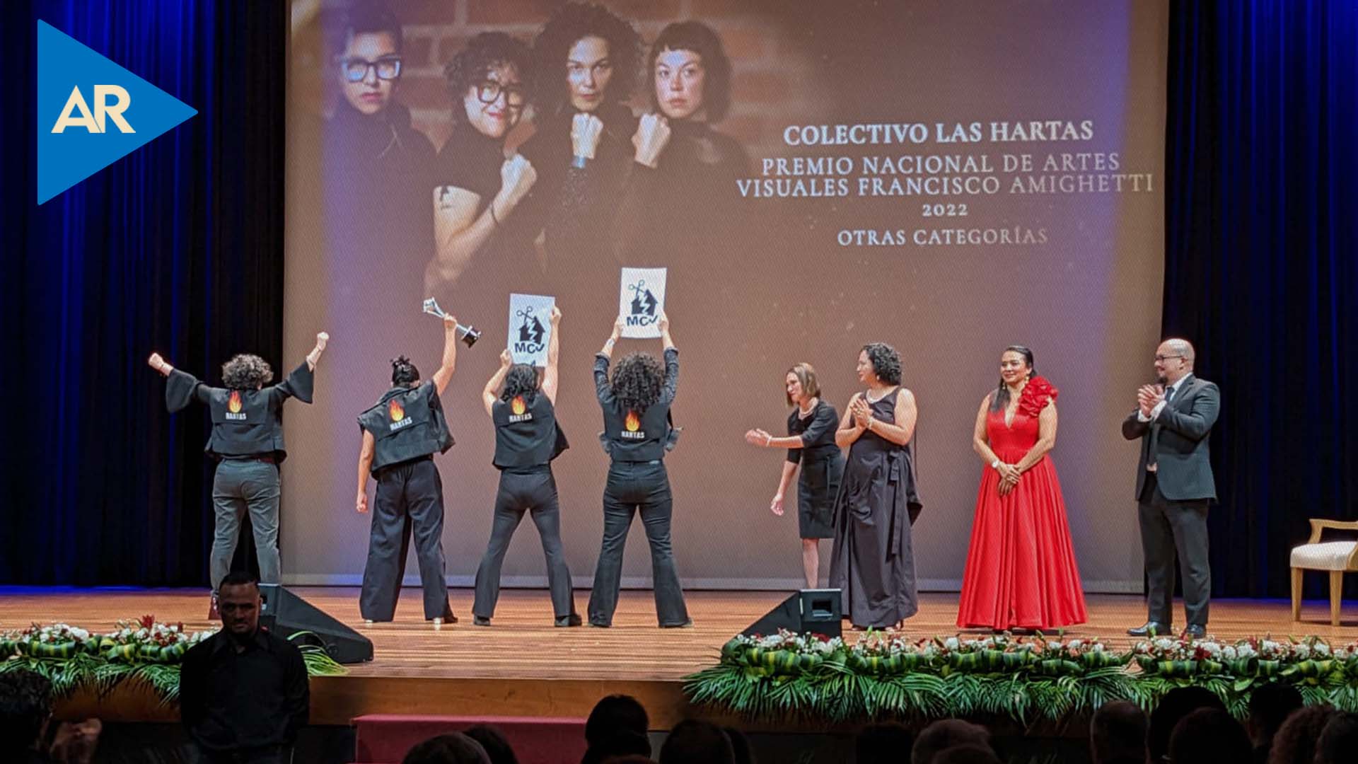 En entrega de Premios Nacionales, ganadores toman el escenario y protestan contra rebaja en Cultura