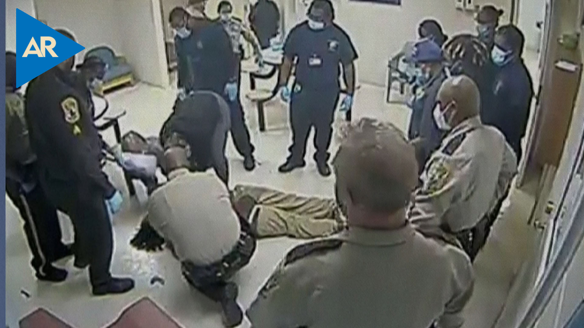 Video muestra muerte de un estadounidense sujetado por policías en psiquiátrico