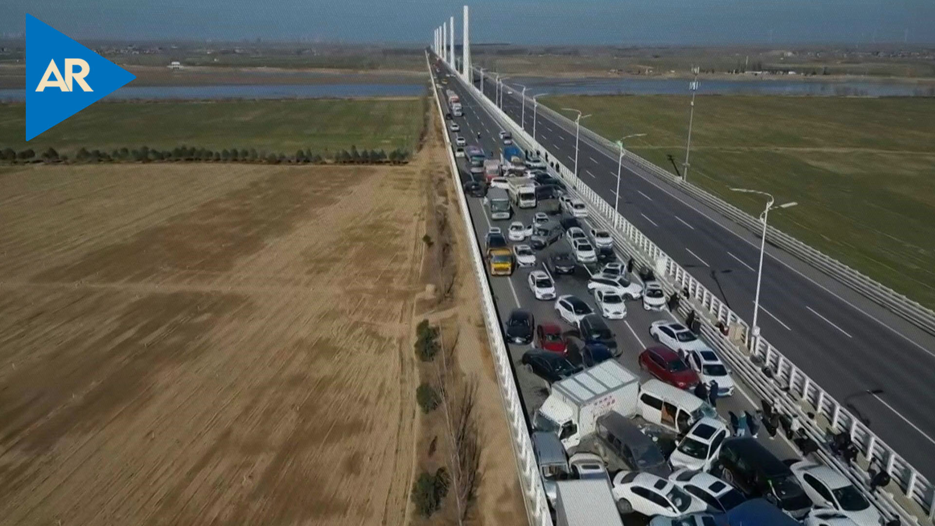 Choque de cientos de carros en una carretera en China